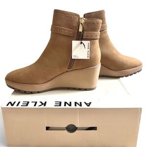 NWT Anne Klein Natural Camel Tan faux Suede zip ankle bootie Womens Sz 10 $120